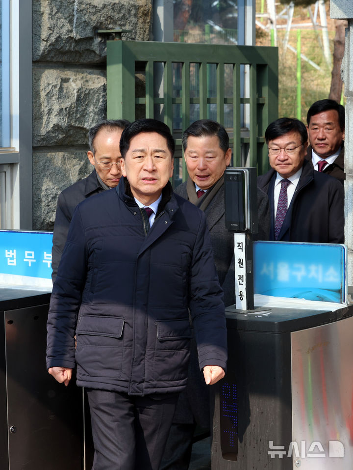 [의왕=뉴시스] 이영환 기자 = 국민의힘 추경호(왼쪽부터), 김기현, 이철규, 정점식, 박성민 의원이 10일 오전 경기 의왕시 서울구치소에서 윤석열 대통령 접견을 마친 후 구치소를 나서고 있다. 2025.02.10. 20hwan@newsis.com
