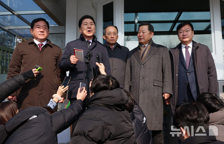 [의왕=뉴시스] 이영환 기자 = 김기현 국민의힘 의원이 10일 오전 경기 의왕시 서울구치소에서 윤석열 대통령 접견을 마친 후 접견 관련 내용을 취재진에게 전하고 있다. 왼쪽부터 박성민, 김기현, 추경호, 이철규, 정점식 의원. 2025.02.10. 20hwan@newsis.com