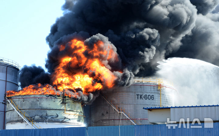 [울산=뉴시스] 배병수 기자 = 10일 울산 울주군 온산읍 유나이티드터미널코리아(UTK) 유류 탱크에서 화재가 발생해 검은 연기가 솟아 오르고 있다. 2025.02.10. bbs@newsis.com 