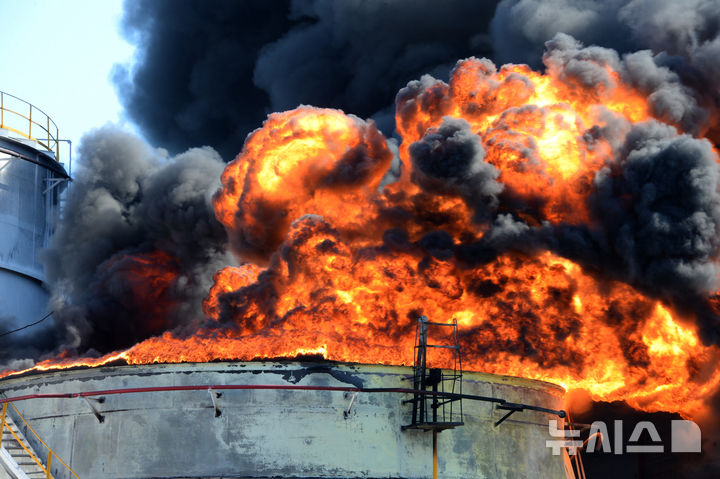 [울산=뉴시스] 배병수 기자 = 10일 울산 울주군 온산읍 유나이티드터미널코리아(UTK) 유류 탱크에서 화재가 발생해 검은 연기가 솟아 오르고 있다. 2025.02.10. bbs@newsis.com 