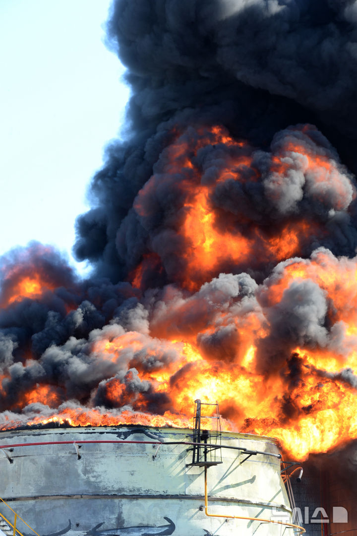 [울산=뉴시스] 배병수 기자 = 10일 울산 울주군 온산읍 온산탱크터미널 유나이트드 UTK탱크에서 화재가 발생, 불길이 치솟고 있다. 2025.02.10.bbs@newsis.com.