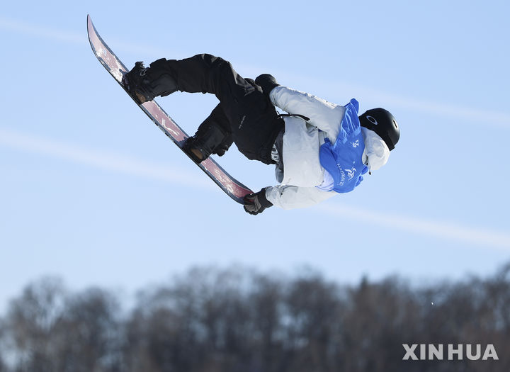 [야부리=AP/뉴시스]스노보드 강동훈. 2025.02.10.