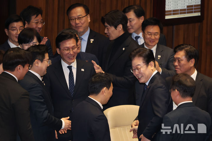[서울=뉴시스] 권창회 기자 = 이재명 더불어민주당 대표가 10일 오전 서울 여의도 국회에서 열린 제422회 국회(임시회) 제2차 본회의에서 교섭단체 대표연설을 마친뒤 의원들과 인사하고 있다. 2025.02.10. kch0523@newsis.com