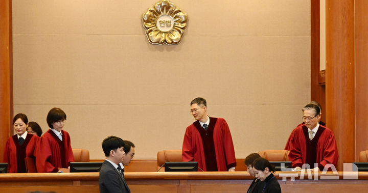 [서울=뉴시스] 추상철 기자 = 문형배 헌법재판소장 권한대행을 비롯한 헌법재판관들이 10일 오전 서울 종로구 헌법재판소에서 열린 '마은혁 헌법재판관 후보자 미임명 권한쟁의심판 사건 2차 변론기일'에 참석하고 있다. 2025.02.10. (공동취재) photo@newsis.com
