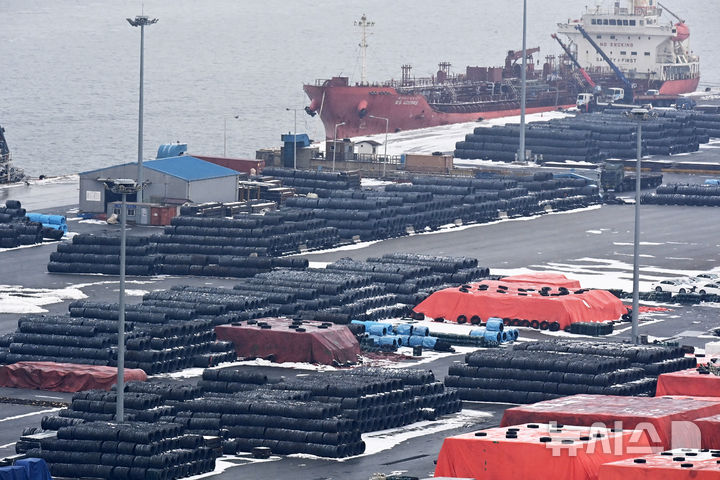[평택=뉴시스] 김종택 기자 = 경기 평택항 수출입 부두에 철강 제품이 쌓여 있는 모습. 2025.02.10. jtk@newsis.com
