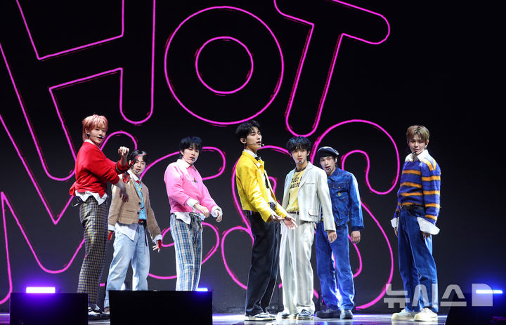 [서울=뉴시스] 김혜진 기자 = 그룹 이븐이 10일 오후 서울 광진구 예스24라이브홀에서 열린 이븐(EVNNE) 네 번째 미니 앨범 '핫 메스(HOT MESS)' 발매 기념 쇼케이스에서 무대를 선보이고 있다. 이번 앨범에서 이븐(EVNNE)은 무대 위에서 한층 더 자유롭고 힙한 매력을 선보이며, 기존과는 색다른 퍼포먼스를 예고하고 있다. 특히 두 차례 공개된 'HOT MESS' 뮤직비디오 티저 영상들을 통해 중독성 강한 후렴구와 감각적인 가사로 팬들의 기대감을 연일 고조시키고 있다. 2025.02.10. jini@newsis.com
