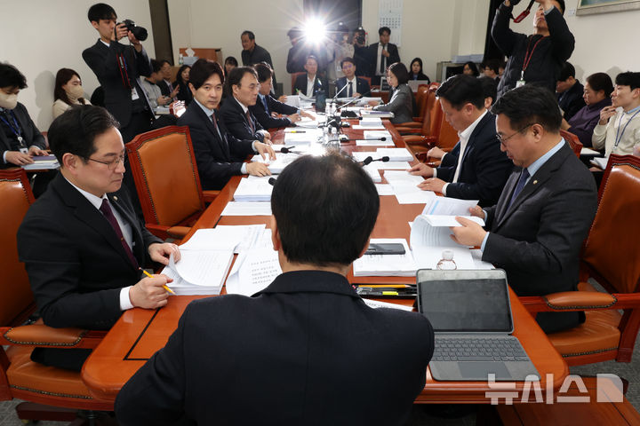 [서울=뉴시스] 조성우 기자 = 10일 오후 서울 여의도 국회에서 담배사업법 일부개정법률안 등 안건 논의를 위한 기획재정위원회 경제재정소위원회가 정태호 소위원장 주재로 열리고 있다. 2025.02.10. xconfind@newsis.com