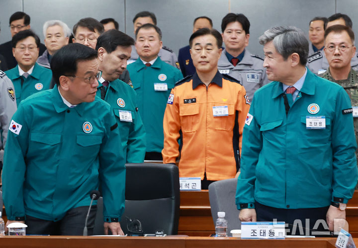 [서울=뉴시스] 조수정 기자 = 최상목 대통령 권한대행 부총리 겸 기획재정부 장관이 10일 정부서울청사 별관에서 열린 '제58차 중앙통합방위회의'에 참석해 조태용 국가정보원장과 인사나누고 있다. (대통령실통신사진기자단) 2025.02.10. chocrystal@newsis.com