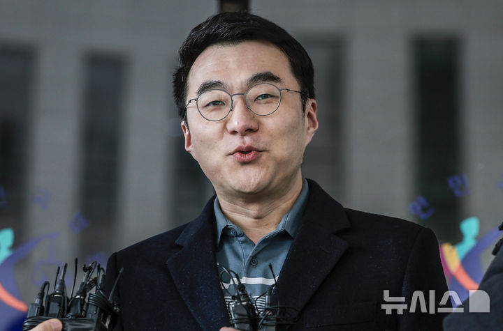 [서울=뉴시스] 정병혁 기자 = '허위 재산 신고'로 재판에 넘겨진 김남국 전 더불어민주당 의원이 10일 서울 양천구 서울남부지방법원에서 열린 위계공무집행방해 혐의 관련 1심 선고 재판에 출석하며 입장을 밝히고 있다. 2025.02.10. jhope@newsis.com