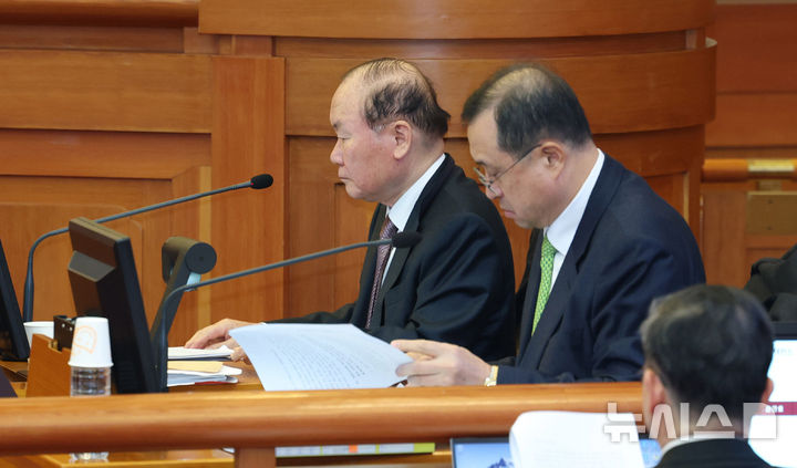 [서울=뉴시스] 추상철 기자 = 최상목 권한대행 측 대리인 이동흡(왼쪽) 변호사가 10일 오후 서울 종로구 헌법재판소에서 열린 '마은혁 헌법재판관 후보자 미임명 권한쟁의심판 사건 2차 변론기일'에 참석해 있다. 2025.02.10. (공동취재) photo@newsis.com