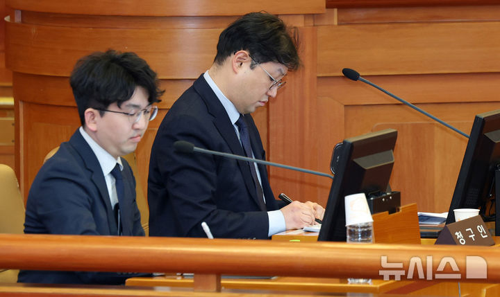 [서울=뉴시스] 추상철 기자 = 국회측 대리인 양홍석 법무법인 이공(오른쪽) 변호사가 10일 오후 서울 종로구 헌법재판소에서 열린 '마은혁 헌법재판관 후보자 미임명 권한쟁의심판 사건 2차 변론기일'에 참석해 있다. 2025.02.10. (공동취재) photo@newsis.com
