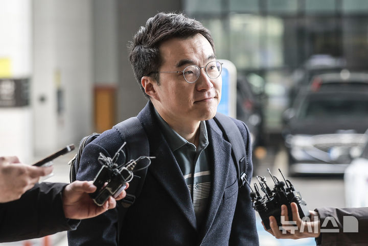 [서울=뉴시스] 정병혁 기자 = '허위 재산 신고'로 재판에 넘겨진 김남국 전 더불어민주당 의원이 10일 서울 양천구 서울남부지방법원에서 열린 위계공무집행방해 혐의 관련 1심 선고 재판에 출석하고 있다. 2025.02.10. jhope@newsis.com