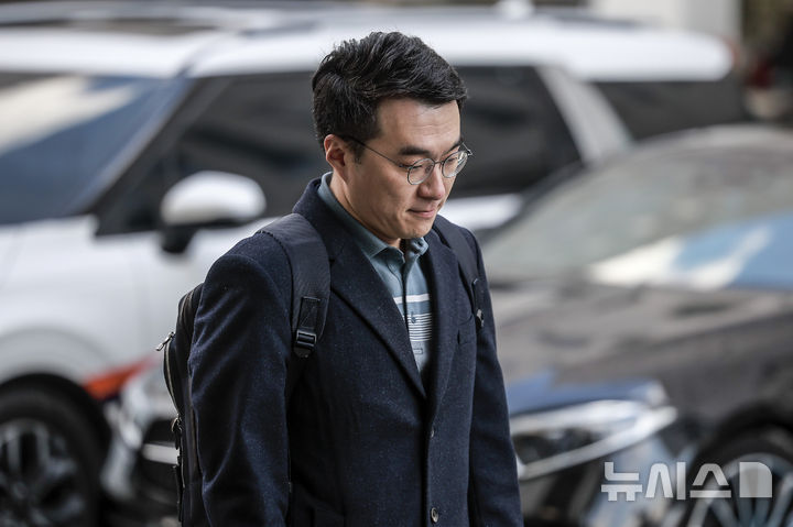 [서울=뉴시스] 정병혁 기자 = '허위 재산 신고'로 재판에 넘겨진 김남국 전 더불어민주당 의원이 10일 서울 양천구 서울남부지방법원에서 열린 위계공무집행방해 혐의 관련 1심 선고 재판에 출석하고 있다. 2025.02.10. jhope@newsis.com