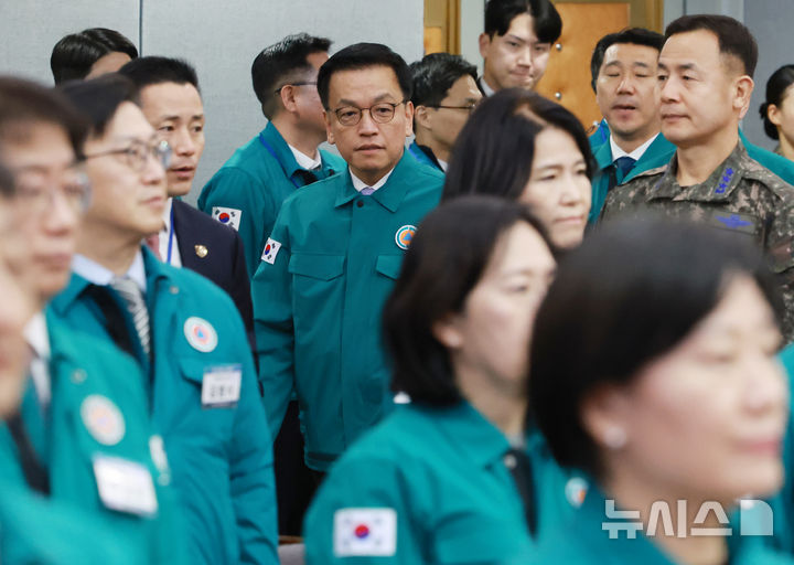 [서울=뉴시스] 조수정 기자 = 최상목 대통령 권한대행 부총리 겸 기획재정부 장관이 10일 정부서울청사 별관에서 열린 '제58차 중앙통합방위회의'에 입장하고 있다. (대통령실통신사진기자단) 2025.02.10. chocrystal@newsis.com