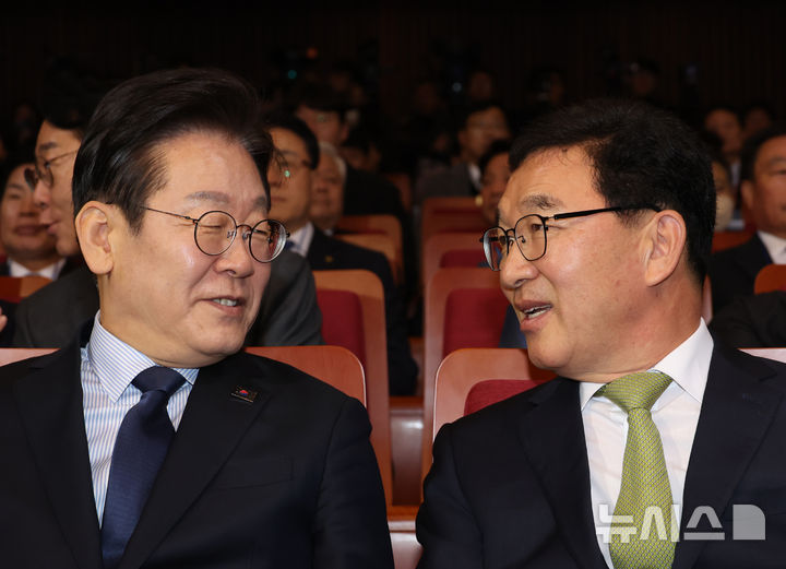 [서울=뉴시스] 고승민 기자 = 10일 서울 여의도 국회도서관에서 열린 더불어민주당 지방자치대상에서 이재명 대표와 신정훈 행정안전위원장이 대화하고 있다. 2025.02.10. kkssmm99@newsis.com