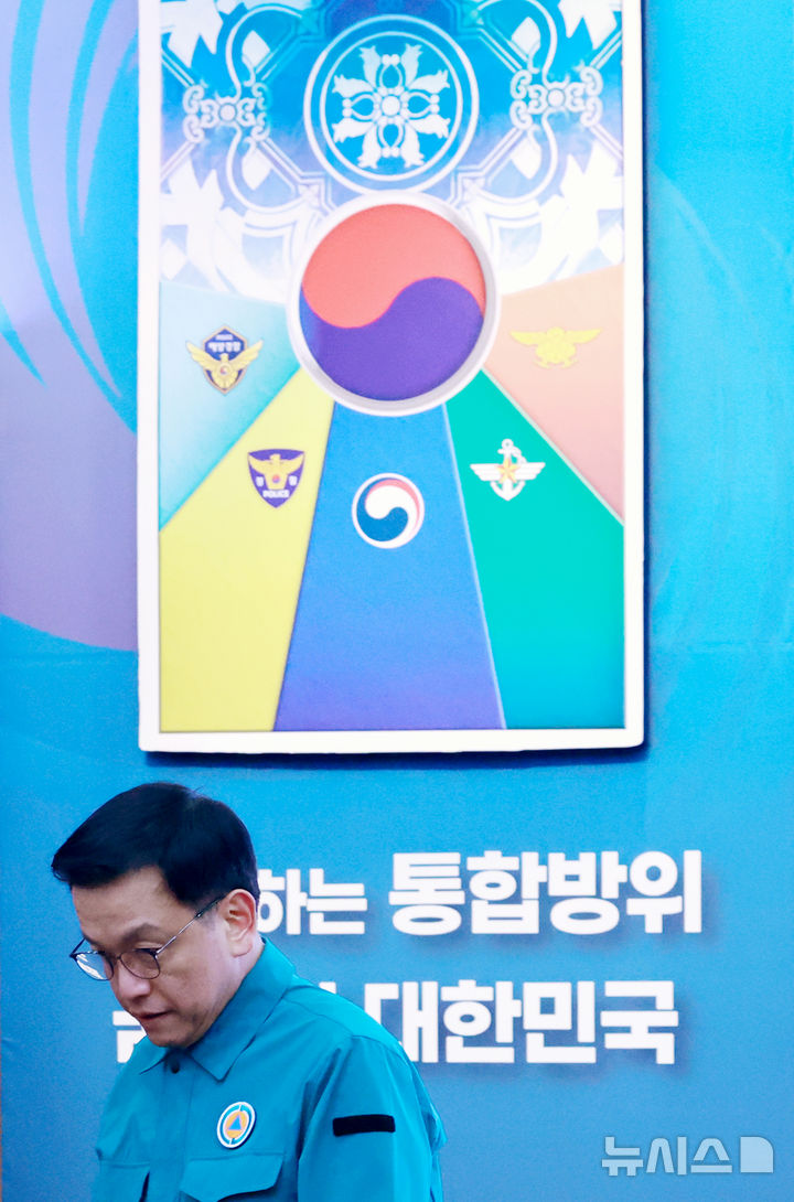[서울=뉴시스] 조수정 기자 = 최상목 대통령 권한대행 부총리 겸 기획재정부 장관이 10일 정부서울청사 별관에서 열린 '중앙통합방위회의'에 참석해 표창을 수여한 뒤 자리로 이동하고 있다. (대통령실통신사진기자단) 2025.02.10. chocrystal@newsis.com