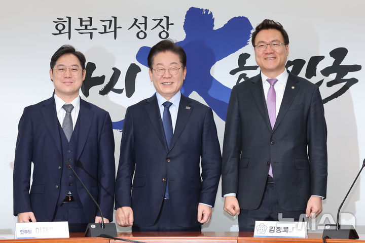 [서울=뉴시스] 권창회 기자 = 이재명 더불어민주당 대표가 10일 오후 서울 여의도 국회에서 김정욱 신임 대한변호사협회장 당선인을 접견하며 기념촬영을 하고 있다. 왼쪽부터 김 당선인, 이 대표, 조순열 서울지방변호사회 회장. 2025.02.10. kch0523@newsis.com