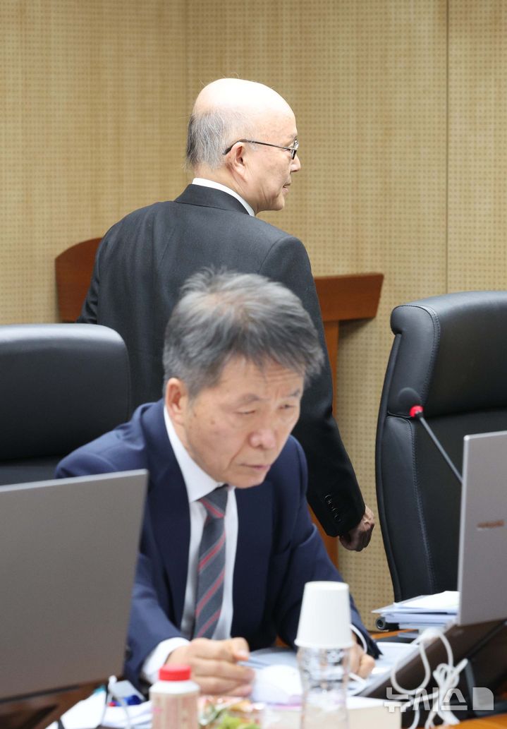 [서울=뉴시스] 고범준 기자 = 안창호 국가인권위원회 위원장이 10일 서울 중구 국가인권위원회에서 열린 '국가인권위원회 2차 전원위원회'에서 의사봉을 두드리고 있다. 아래는 김용원 국가인권위원회 상임위원. 2025.02.10. (공동취재) photo@newsis.com