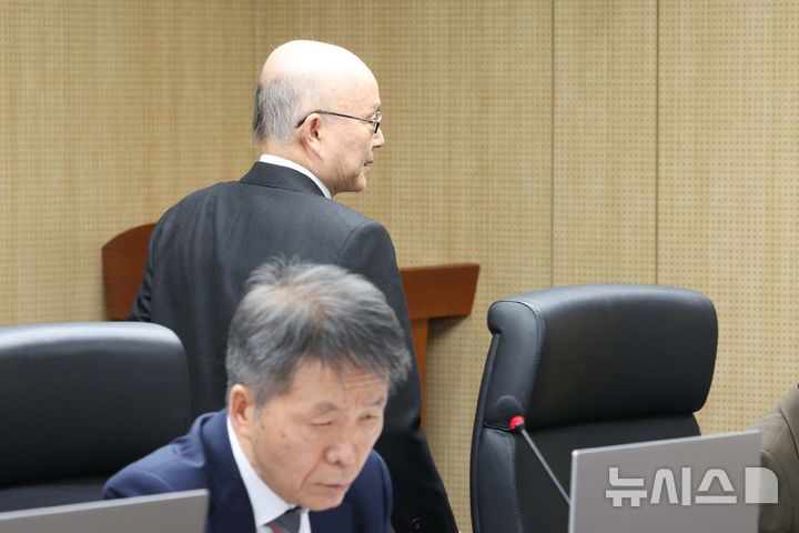 [서울=뉴시스] 고범준 기자 = 안창호 국가인권위원회 위원장이 10일 서울 중구 국가인권위원회에서 열린 '국가인권위원회 2차 전원위원회'에서 의사봉을 두드리고 있다. 아래는 김용원 국가인권위원회 상임위원. 2025.02.10. (공동취재) photo@newsis.com