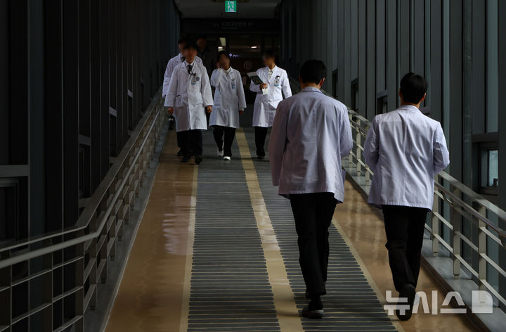 [서울=뉴시스] 황준선 기자 = 10일 서울 시내 한 대학병원에서 의료진이 이동하고 있다. 지난해 2월 정부의 의대 정원 증원 발표로 촉발된 의정 갈등이 1년을 맞았다. 의정 간 입장차가 큰 데다 탄핵정국까지 맞물리면서 대치 국면이 당분간 지속될 전망이다. 2025.02.10. hwang@newsis.com