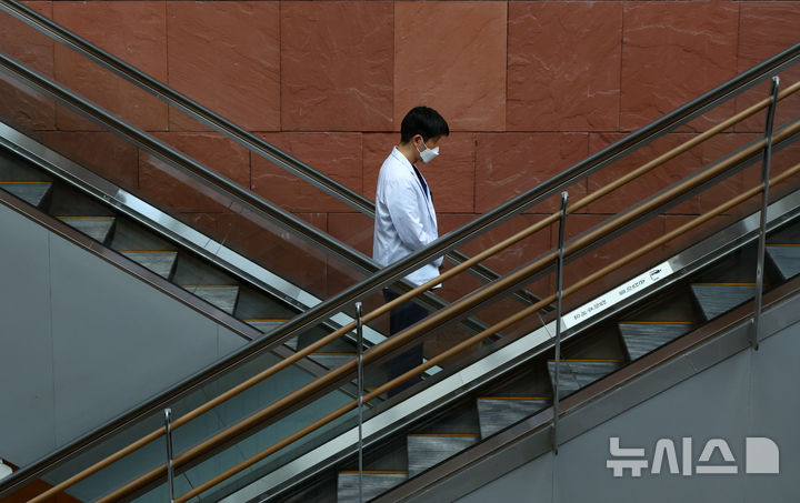 [서울=뉴시스] 황준선 기자 = 10일 서울 시내 한 대학병원에서 의료진이 이동하고 있다. 지난해 2월 정부의 의대 정원 증원 발표로 촉발된 의정 갈등이 1년을 맞았다. 의정 간 입장차가 큰 데다 탄핵정국까지 맞물리면서 대치 국면이 당분간 지속될 전망이다. 2025.02.10. hwang@newsis.com
