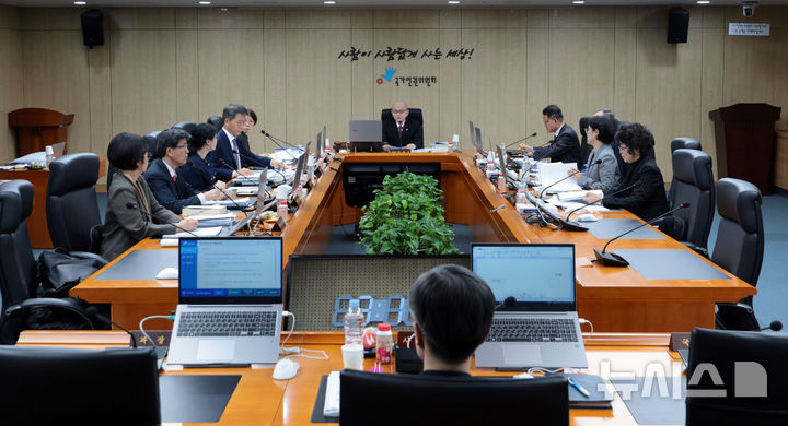 [서울=뉴시스] 고범준 기자 = 안창호 국가인권위원회 위원장이 10일 서울 중구 국가인권위원회에서 열린 '국가인권위원회 2차 전원위원회'에서 발언하고 있다. 2025.02.10. (공동취재) photo@newsis.com