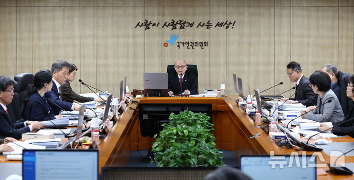 [서울=뉴시스] 고범준 기자 = 안창호 국가인권위원회 위원장이 10일 서울 중구 국가인권위원회에서 열린 '국가인권위원회 2차 전원위원회'에서 발언하고 있다. 2025.02.10. (공동취재) photo@newsis.com