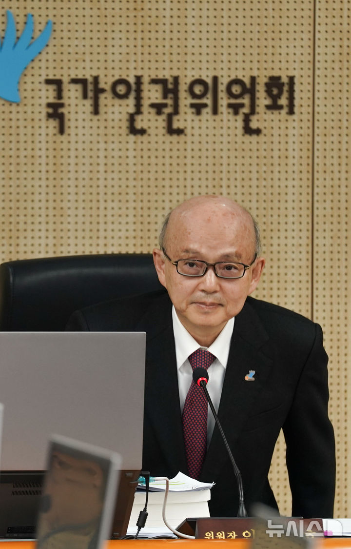 [서울=뉴시스] 고범준 기자 = 안창호 국가인권위원회 위원장이 10일 서울 중구 국가인권위원회에서 열린 '국가인권위원회 2차 전원위원회'에 참석하고 있다. 2025.02.10. (공동취재) photo@newsis.com