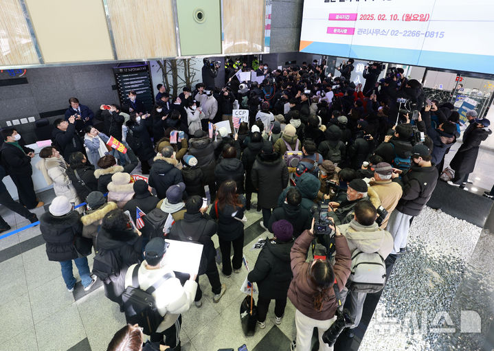 [서울=뉴시스] 고범준 기자 = 국가인권위원회 제2차 전원위원회가 열린 10일 서울 중구 국가인권위원회 앞에서 윤석열 대통령 지지자들이 탄핵심판 방어권 보장 안건 통과를 촉구하며 회의장 진입을 시도하고 있다. 2025.02.10. bjko@newsis.com