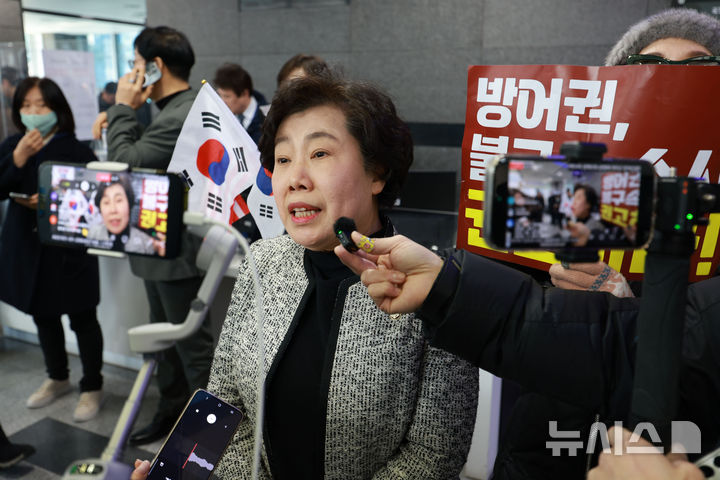 [서울=뉴시스] 고범준 기자 = 국가인권위원회 제2차 전원위원회가 열린 10일 서울 중구 국가인권위원회에서 조배숙 국민의힘 의원이 인터뷰를 하고 있다. 2025.02.10. bjko@newsis.com