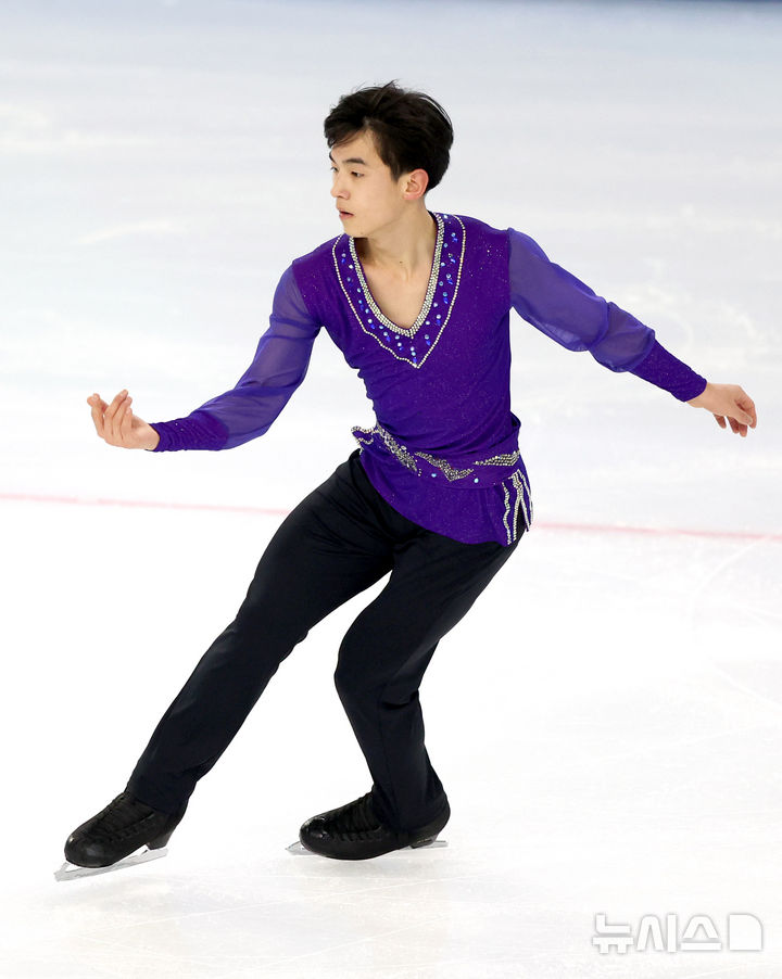 [하얼빈(중국)=뉴시스] 김선웅 기자 = 하얼빈 동계아시안게임 피겨스케이팅 남자 싱글에 출전하는 북한 로영명이 10일(현지 시간) 중국 하얼빈 헤이룽장 빙상훈련센터에서 훈련을 하고 있다. 2025.02.10. mangusta@newsis.com