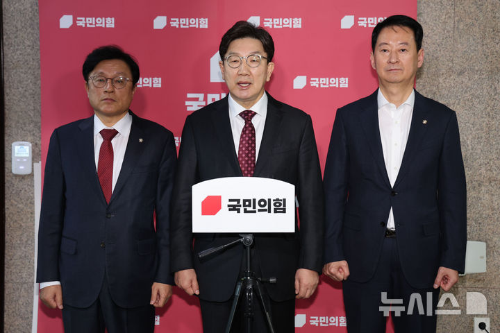 [서울=뉴시스] 권창회 기자 = 권성동 국민의힘 원내대표가 10일 오후 서울 여의도 국회에서 마은혁 재판관 후보자 불임명 관련 권한쟁의심판의 절차적 문제에 대해 브리핑하고 있다. 2025.02.10. kch0523@newsis.com