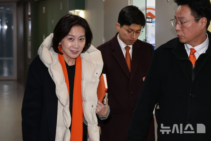 [서울=뉴시스] 권창회 기자 = 당원소환 투표 효력정지가처분 신청이 기각돼 대표직을 상실한 허은아 전 개혁신당 대표가 10일 오후 서울 영등포구 내 사무실에서 나와 이동하고 있다. 천하람 개혁신당 당대표 권한대행 겸 원내대표와 허 전 대표는 이날 오후 비공개 회동을 할 예정이었으나 연기했다. 2025.02.10. kch0523@newsis.com