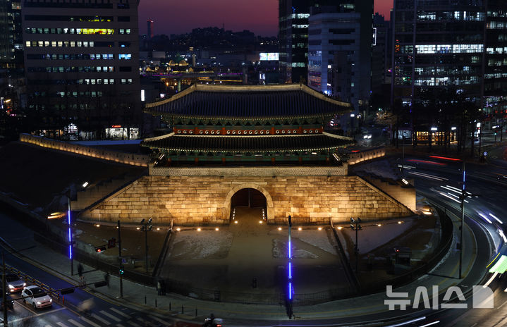 [서울=뉴시스] 황준선 기자 = 10일 오후 서울 중구 숭례문이 조명에 비춰지고 있다. 국가유산청은 이날 국가유산 방재의 날을 기념해 숭례문과 경복궁, 창덕궁, 덕수궁, 창경궁 등 4대궁에서 야간 조명을 밝히는 행사를 진행했다. 2025.02.10. hwang@newsis.com