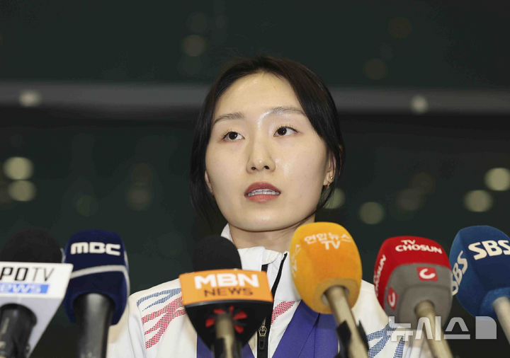 [인천공항=뉴시스] 김근수 기자 = 2025 하얼빈 동계아시안게임에서 3관왕을 차지한 쇼트트랙 최민정이 10일 인천국제공항 제1여객터미널 입국장에서 귀국 인터뷰를 하고 있다. 2025.02.10. ks@newsis.com