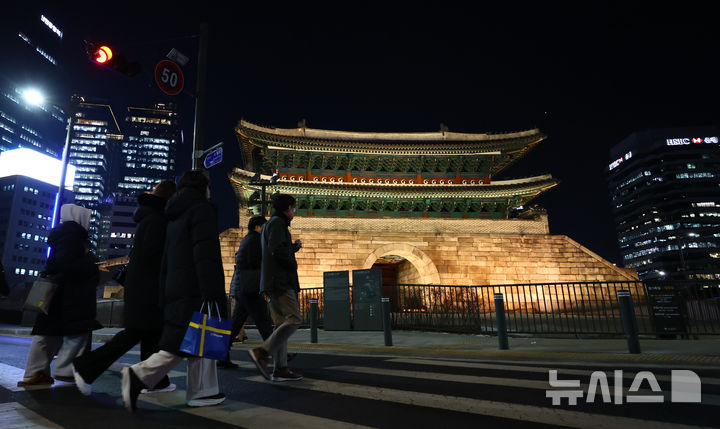 [서울=뉴시스] 황준선 기자 = 10일 오후 서울 중구 숭례문이 불을 밝히고 있다. 국가유산청은 이날 국가유산 방재의 날을 기념해 숭례문과 경복궁, 창덕궁, 덕수궁, 창경궁 등 4대궁에서 야간 조명을 밝히는 행사를 진행한다. 2025.02.10. hwang@newsis.com