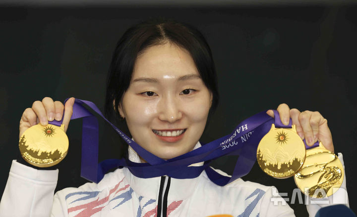 [인천공항=뉴시스] 김근수 기자 = 2025 하얼빈 동계아시안게임에서 3관왕을 차지한 쇼트트랙 최민정이 10일 인천국제공항 제1여객터미널 입국장에서 금메달 3개를 들어보이고 있다. 2025.02.10. ks@newsis.com