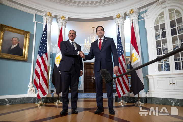 [워싱턴=AP/뉴시스] 바드르 압델라티(왼쪽) 외무장관이 2월10일 미국 워싱턴을 방문, 마코 루비오 미 국무장관과 악수하고 있다. 이집트 정부는 9월 1일 성명서에서 이스라엘군의 가자 시티 점령 정책을 비난하면서, 중재국들의 정전합의 노력에 위배되는 폭거라고 공격했다. 2025. 09.02. 