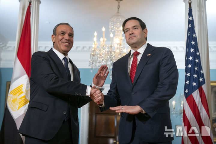 [워싱턴=AP/뉴시스] 이집트의 바드르 압델라티(왼쪽) 외무장관이 2월10일 미국 워싱턴 국무부를 방문, 마코 루비오 국무장관과 악수하고 있다. 압델라티 장관은 트럼프 대통령의 가자지구 재건 계획과 관련해 아랍 국가들은 팔레스타인을 지지한다는 입장을 전했다. 2025.04.06.