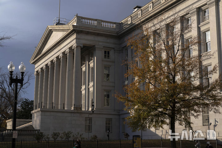 [워싱턴=AP/뉴시스] 도널드 트럼프 미국 행정부가 은행에 고객들의 시민권 정보를 수집하도록 요구하는 행정명령 또는 기타 조처를 검토 중이라고 월스트리트저널(WSJ)이 24일(현지 시간) 보도했다. 사진은 2024년 12월 7일 촬영한 미국 재무부 청사. 2026.02.25.