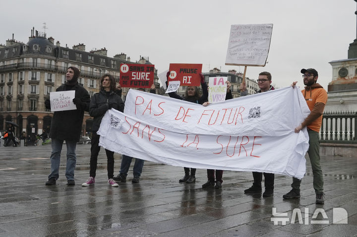 [파리=AP/뉴시스]10일(현지시각) 프랑스 파리의 바스티유 광장에서 시위대가 "안전한 인공지능(AI) 없이 미래도 없다"라고 쓰인 펼침막을 들고 시위하고 있다. BBC가 오픈AI의 챗GPT, 마이크로소프트(MS)의 코파일럿, 구글의 제미니 및 퍼플렉시키 둥 4대 인공지능(AI) 챗봇에 BBC의 뉴스를 제공한 후 그에 대해 질문한 결과 AI의 뉴스 요약이 상당히 부정확하며, 왜곡도 포함된 것으로 나타났다고 11일 보도했다. 2025.02.11.