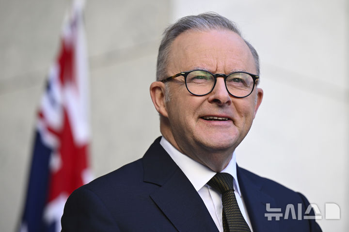 [캔버라=AP/뉴시스] 앤서니 앨버니지 호주 총리가 지난달 11일 호주 수도 캔버라에서 도널드 트럼프 미국 대통령과 나눈 전화 통화에 대해 말하는 모습.