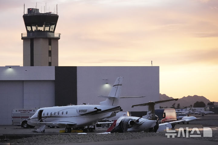 [스코츠데일=AP/뉴시스] 10일(현지 시간) 미 애리조나주 스코츠데일 공항에서 항공기 충돌 사고가 발생했다. 현지 당국은 오스틴을 떠난 리어제트 항공기가 착륙 중 주기 된 항공기와 충돌해 최소 1명이 숨지고 4명이 부상했으며 이 중 2명은 중상이라고 밝혔다. 현지 관계자는 사고 제트기의 왼쪽 착륙 장치가 고장 나면서 충돌이 발생한 것으로 보고 정확한 원인을 조사 중이다. 2025.02.11.