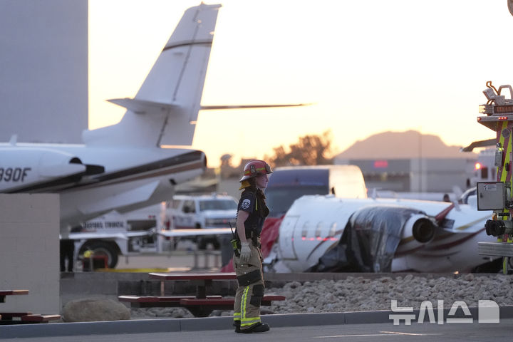 [스코츠데일=AP/뉴시스]&nbsp; 미 애리조나주 스코츠데일 공항에서 2월 10일 항공기 충돌 사고가 발생한 현장.&nbsp; 애리조나주 남부의 마라나 비행장에서도 19일 소형기 2대가 공중 충돌, 추락한 비행기의 탑승자 2명이 숨졌다. 2025.02.20.