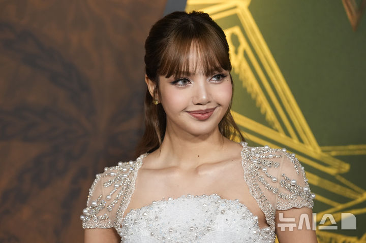 [로스앤젤레스=AP/뉴시스] 블랙핑크 리사가 10일(현지 시간) 미 캘리포니아주 로스앤젤레스의 파라마운트 극장에서 열린 '더 화이트 로투스' 시즌 3 시사회에 참석해 미소 짓고 있다. 리사는 오는 16일 첫 방송 되는 미국 HBO의 '화이트 로투스' 시즌3을 통해 연기자로 데뷔한다. 2025.02.11.