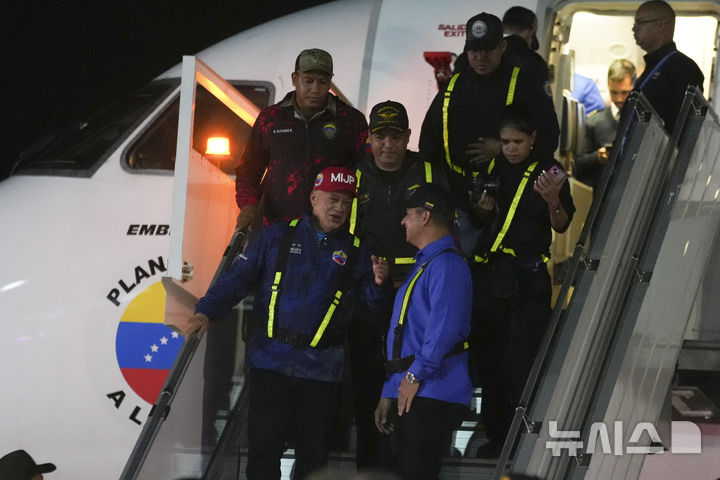 [마이케티아=AP/뉴시스] 디오스다도 카벨로 베네수엘라 내무장관이 10일(현지 시간) 베네수엘라 마이케티아의 시몬 볼리바르 국제공항에서 불법 이민자 송환 항공편에서 내리고 있다. 미국은 이날 베네수엘라 출신 불법 이민자에 대한 본국 송환을 재개했다. 2025.02.11.