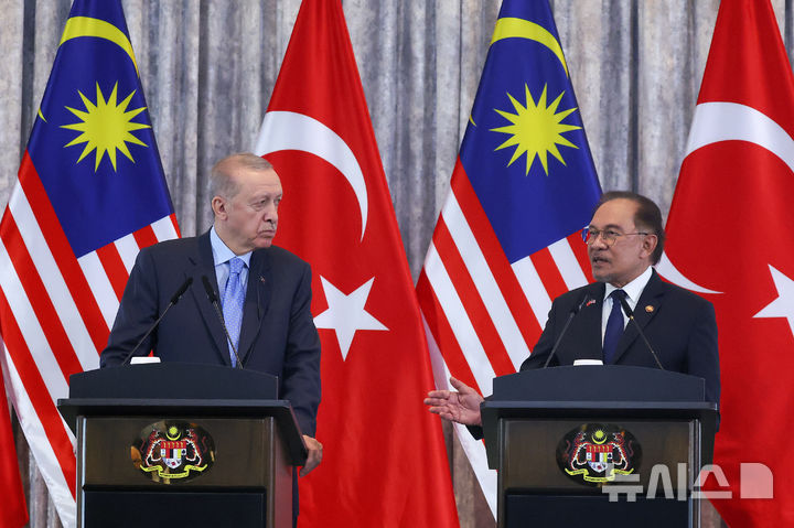 [푸트라자야=AP/뉴시스] 레제프 타이이프 에르도안(왼쪽) 튀르키예 대통령이 2월11일 말레이시아 행정 수도 푸트라자야에서 안와르 이브라힘 말레이시아 총리와 회담 후 공동 기자회견하고 있다. 에르도안 대통령은 "팔레스타인인들이 수천 년 동안 살았던 땅에서 그들을 추방하자는 제안은 진지하게 받아들일 만한 것으로 생각하지 않는다"라고 말했다. 2025.02.13. 