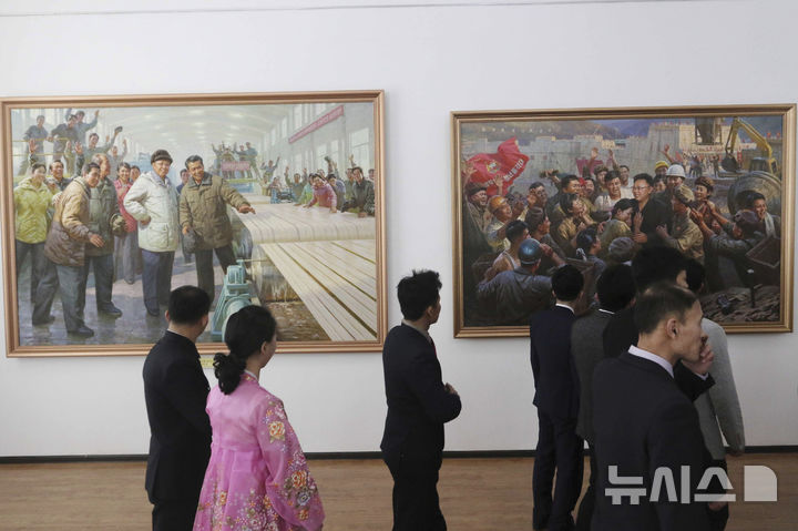 [평양=AP/뉴시스] 지난해 2월 11일(현지 시간) 북한 평양의 조선미술박물관에서 평양 시민들이 김정일 전 국방위원장의 83번째 생일(2월 16일·광명성절)을 앞두고 열린 미술 전시회를 관람하고 있다. 2026.01.31.