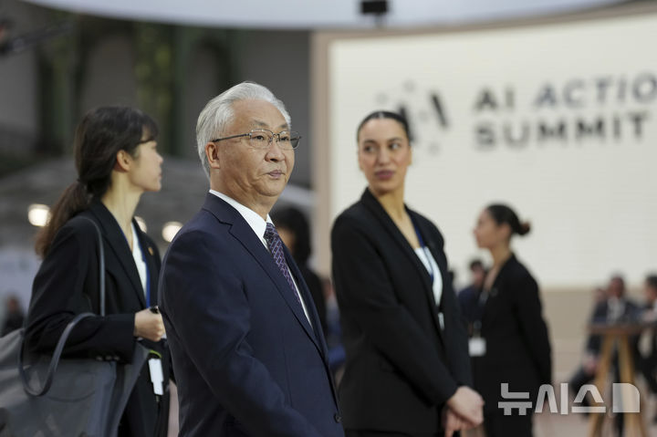 [파리=AP/뉴시스] ﻿프랑스에서 열리는 제2차 원자력에너지 정상회의에 시진핑 중국 국가주석을 대신해 장궈칭 국무원 부총리가 참석한다. 사진은 장 부총리가 지난해 2월 11일(현지 시간) 프랑스 파리에서 열린 인공지능(AI) 정상회의 회의장에 있는 모습. 2026.03.09