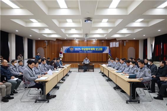 [거제=뉴시스] 신정철 기;자= 거제경찰서(서장 김상호)는 10일, 3층 강당에서 서장 및 각 과장, 전 지구대·파출소장 등 약 30여명이 참석한 가운데 '2025년 주요업무 계획 보고회'를 개최, 거제시민들의 요구에 부응하는 효과적인 치안정책방향과 이를 실현하기 위하여 선제적으로 각 기능별 추진과제발굴 및 구체적인 방안 등을 중점적으로 논의했다.(사진=거제서 제공).2025.02.10. photo@newsis.com *재판매 및 DB 금지